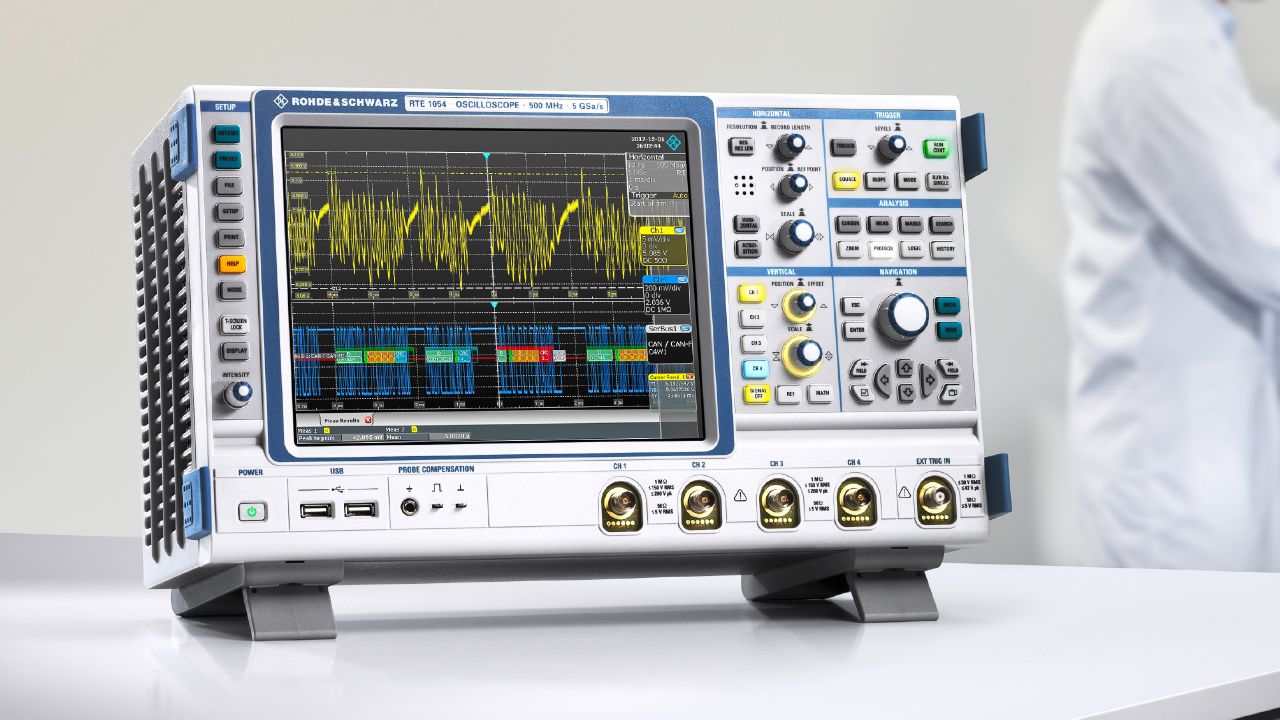 R&S®RTE1000 系列 中階桌上型示波器（200 MHz – 2 GHz） 角度 3